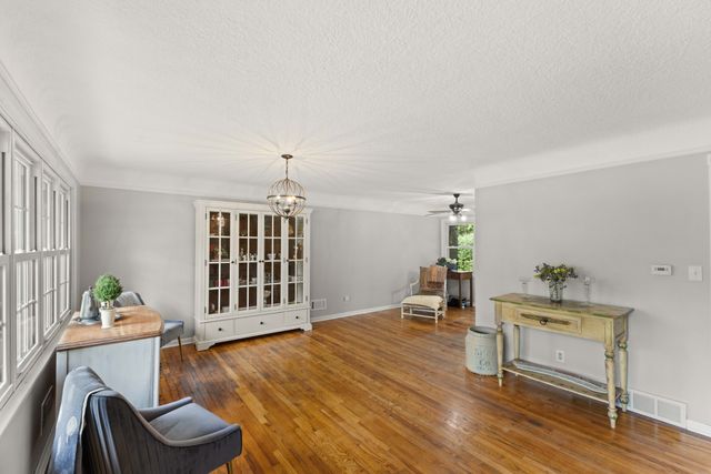 3001 Hillsdale Drive, Urbandale, IA 50322