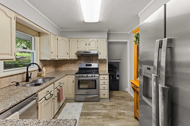 3001 Hillsdale Drive, Urbandale, IA 50322