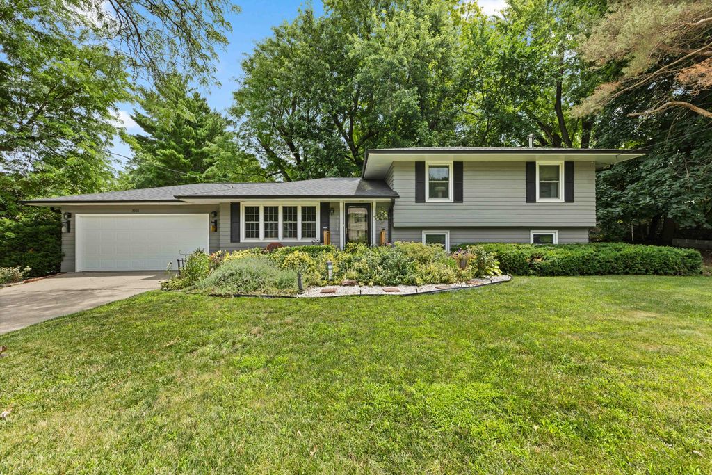 3001 Hillsdale Drive, Urbandale, IA 50322