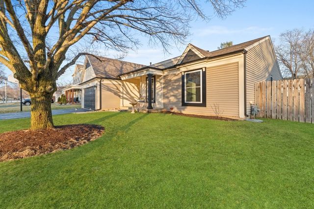 1551 Glacier Parkway, Algonquin, IL 60102