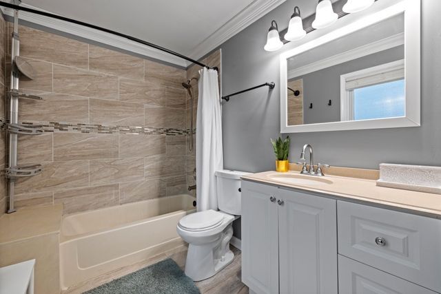 1551 Glacier Parkway, Algonquin, IL 60102