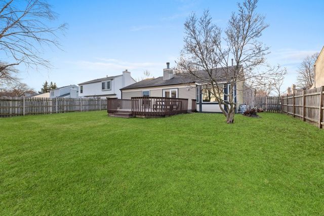 1551 Glacier Parkway, Algonquin, IL 60102