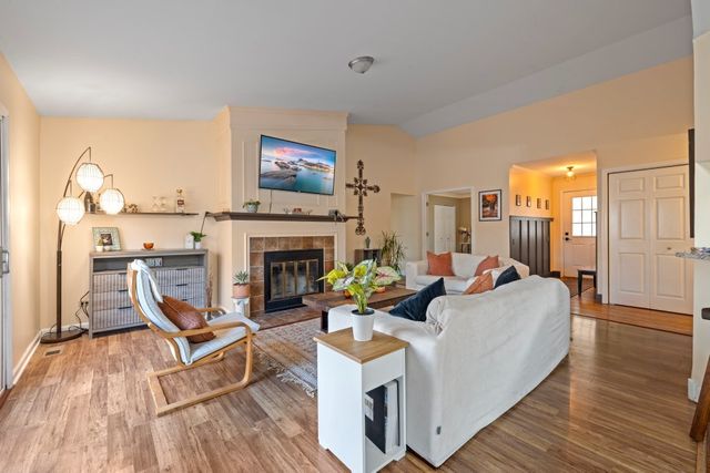 1551 Glacier Parkway, Algonquin, IL 60102