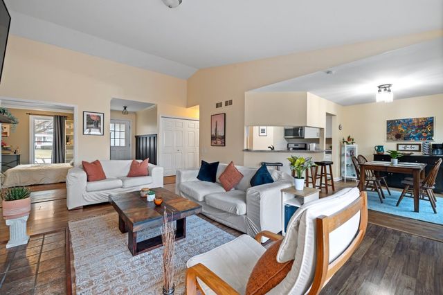 1551 Glacier Parkway, Algonquin, IL 60102