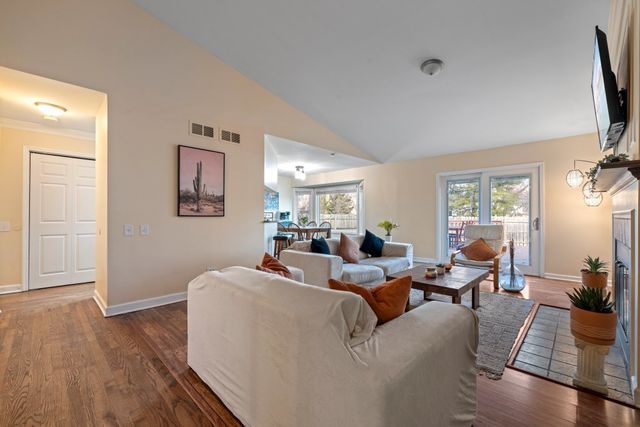 1551 Glacier Parkway, Algonquin, IL 60102