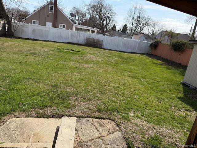 80 Earl Street, Deer Park, NY 11729