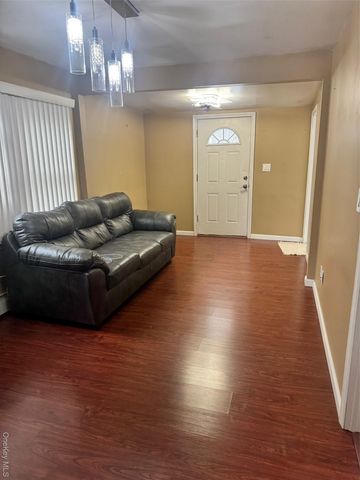 80 Earl Street, Deer Park, NY 11729