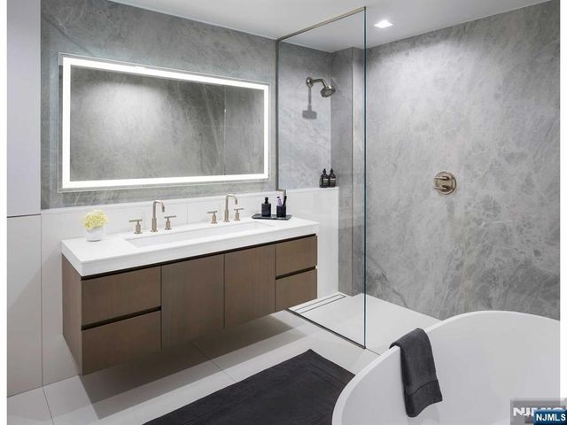 320 Adolphus Avenue PH11, Cliffside Park, NJ 07010