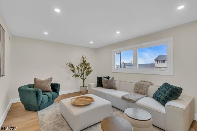 183 Winifred Dr, Totowa Boro, NJ 07512