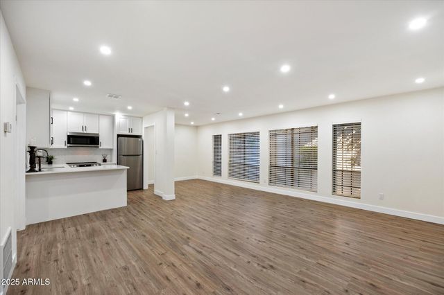 5217 N 24TH Street 104, Phoenix, AZ 85016