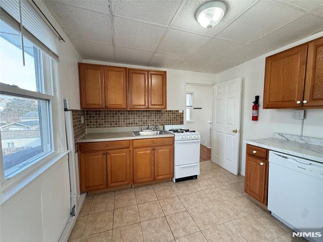 507 Lake Avenue 2nd fl, Lyndhurst, NJ 07071