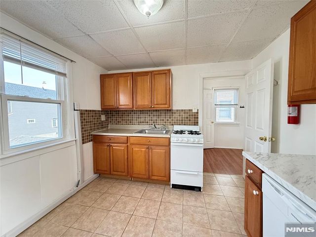 507 Lake Avenue 2nd fl, Lyndhurst, NJ 07071