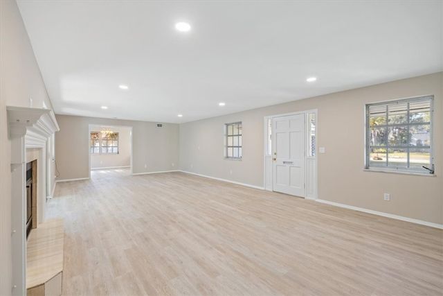 835 Royal Palm Place, Vero Beach, FL 32960