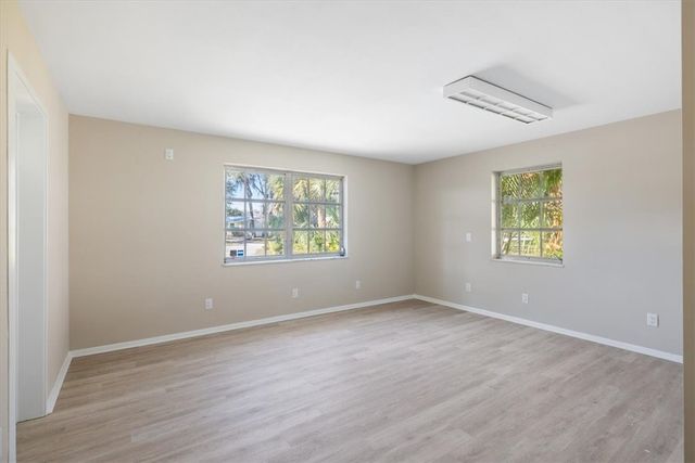 835 Royal Palm Place, Vero Beach, FL 32960