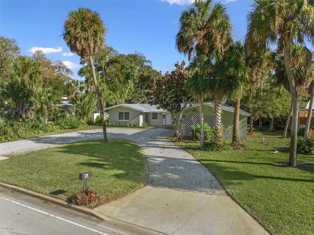 835 Royal Palm Place, Vero Beach, FL 32960