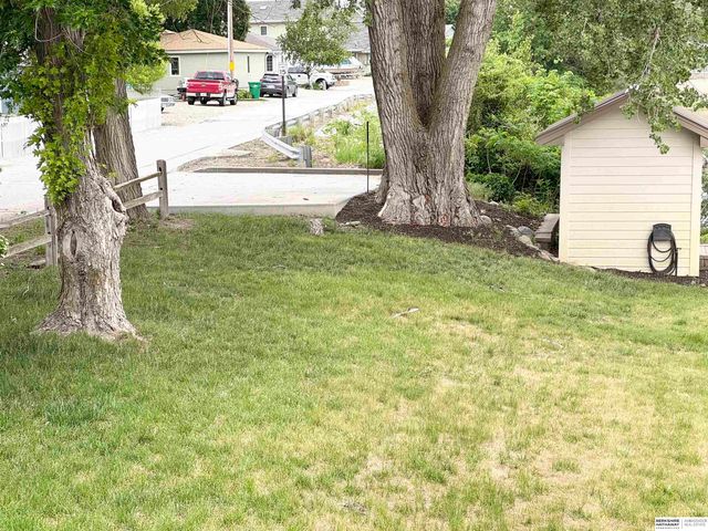 17303 Paradise Road, Bellevue, NE 68123
