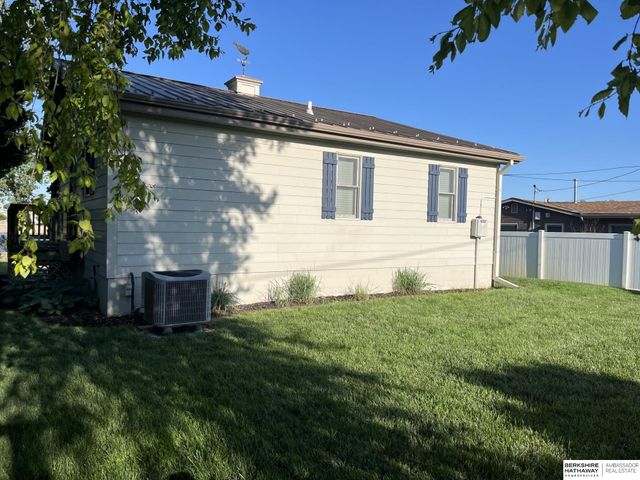 17303 Paradise Road, Bellevue, NE 68123