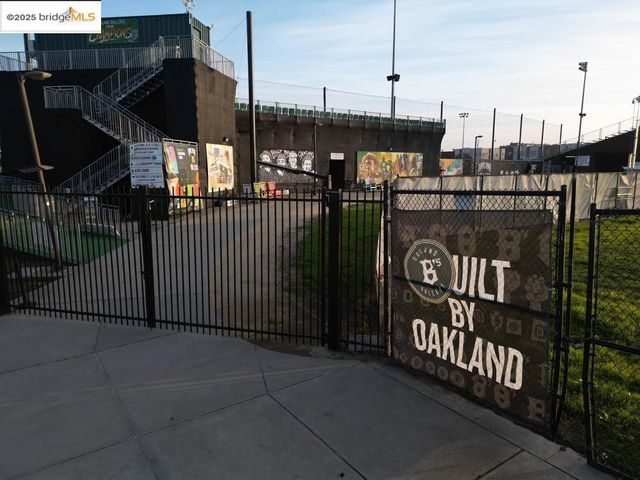 1633 8Th St, Oakland, CA 94607