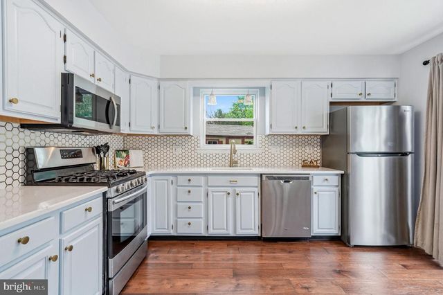 37 ELKINGTON DR, Mount Laurel, NJ 08054