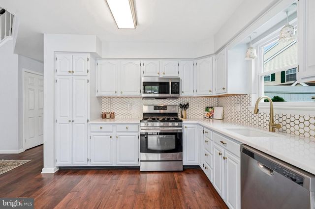 37 ELKINGTON DR, Mount Laurel, NJ 08054