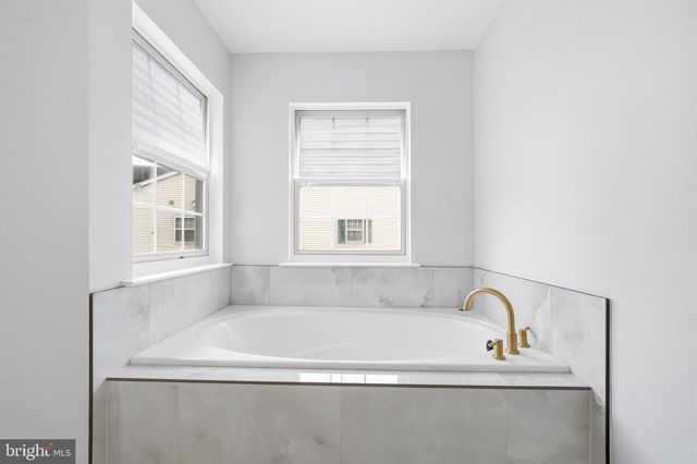 37 ELKINGTON DR, Mount Laurel, NJ 08054
