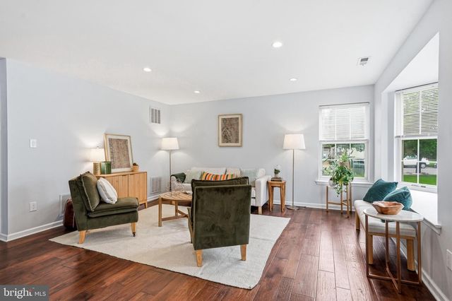 37 ELKINGTON DR, Mount Laurel, NJ 08054