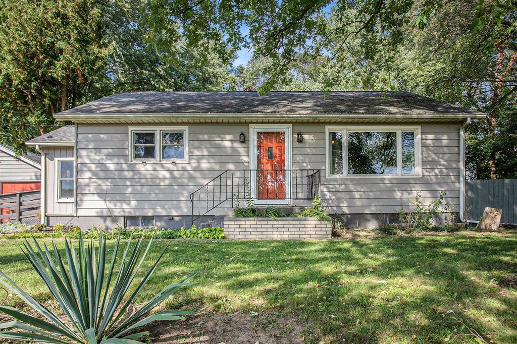 32780 M 43, Paw Paw, MI 49079