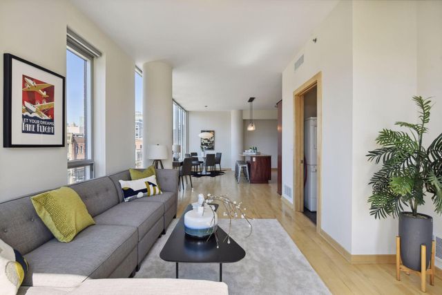 215 10th Avenue S 438, Minneapolis, MN 55415