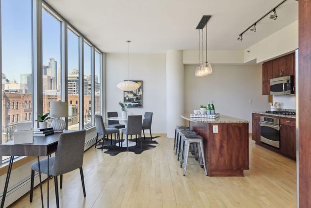 215 10th Avenue S 438, Minneapolis, MN 55415