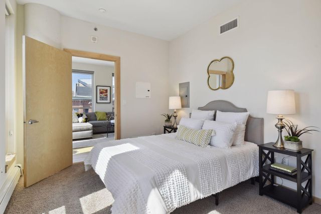 215 10th Avenue S 438, Minneapolis, MN 55415