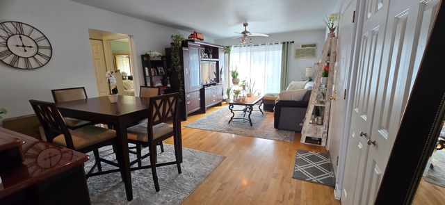 10467 DEARLOVE Road 6, Glenview, IL 60025