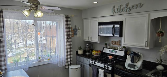 10467 DEARLOVE Road 6, Glenview, IL 60025