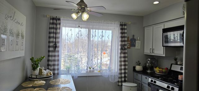 10467 DEARLOVE Road 6, Glenview, IL 60025