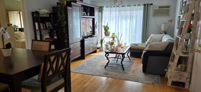 10467 DEARLOVE Road 6, Glenview, IL 60025