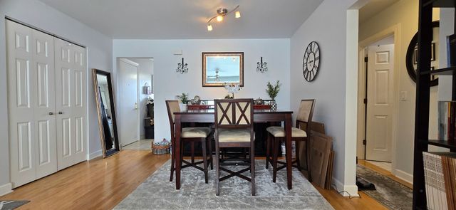 10467 DEARLOVE Road 6, Glenview, IL 60025