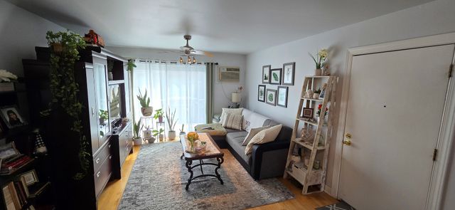 10467 DEARLOVE Road 6, Glenview, IL 60025