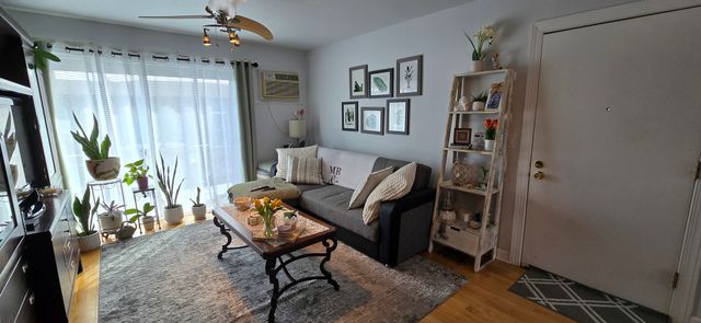 10467 DEARLOVE Road 6, Glenview, IL 60025