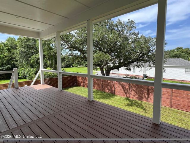 120 Grosvenor Place, Waveland, MS 39576