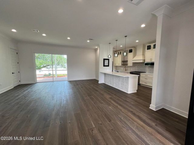 120 Grosvenor Place, Waveland, MS 39576