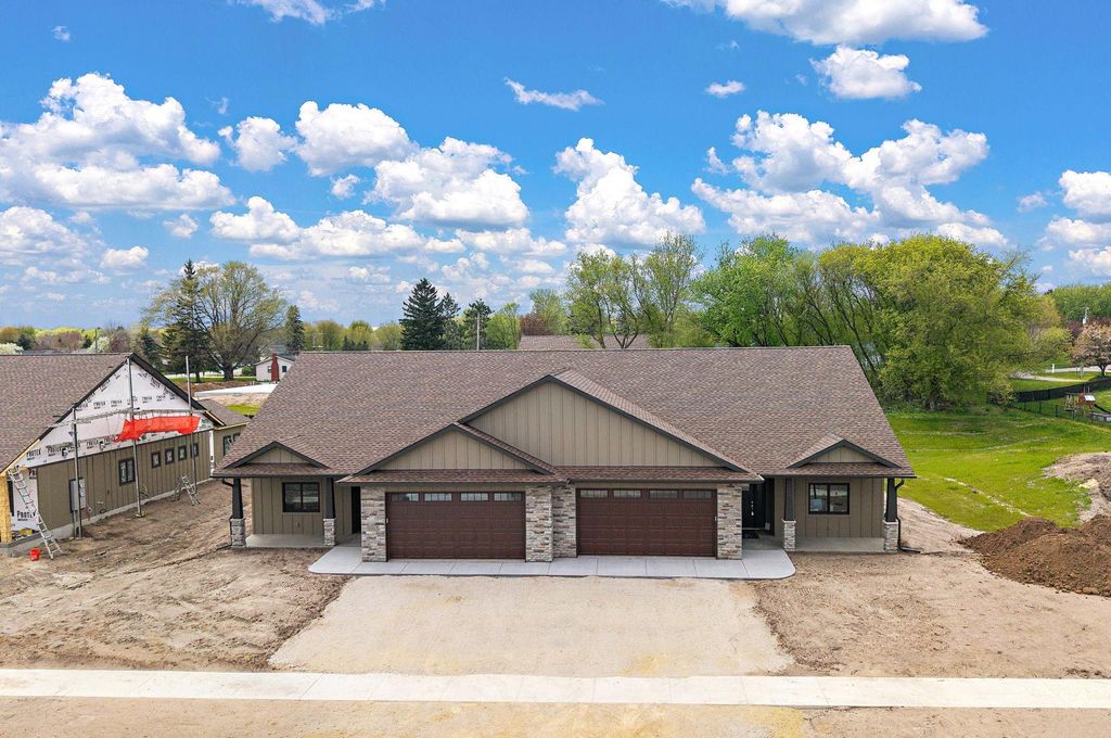 1060 Legend Lane, River Falls, WI 54022