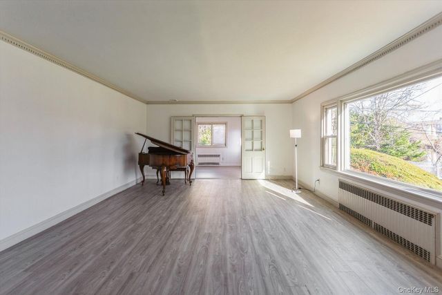 1 S Sutton Place, Lawrence, NY 11559