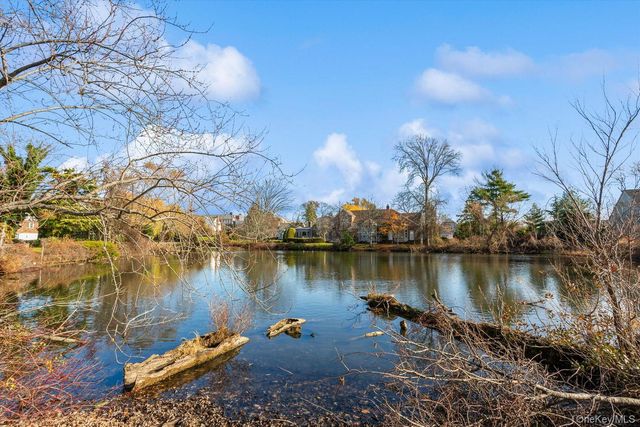 1 S Sutton Place, Lawrence, NY 11559