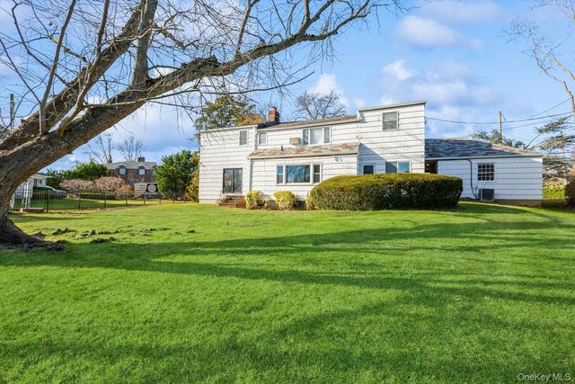 1 S Sutton Place, Lawrence, NY 11559