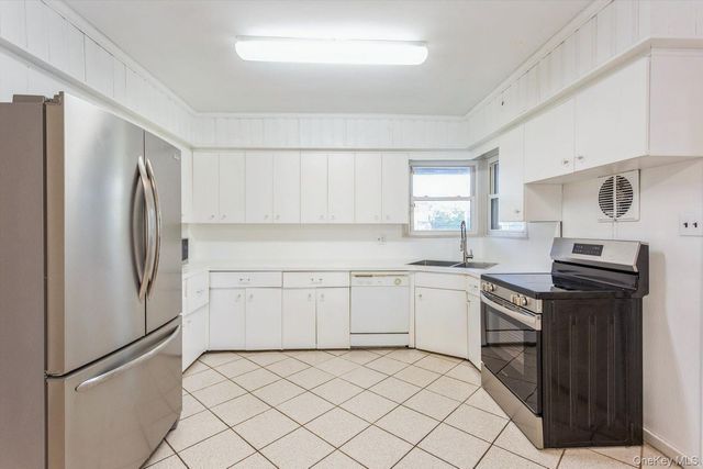 1 S Sutton Place, Lawrence, NY 11559