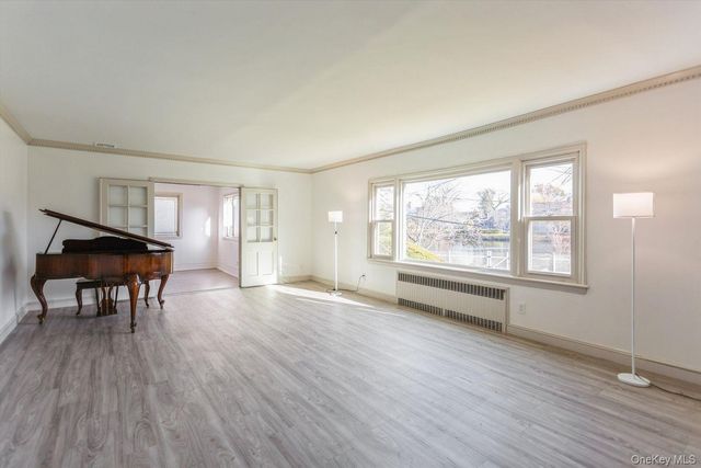 1 S Sutton Place, Lawrence, NY 11559