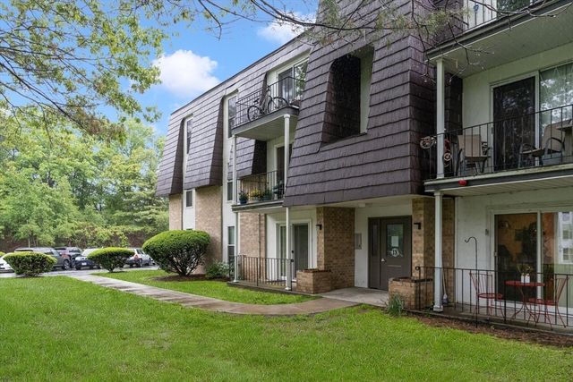 18 Shadowbrook Lane 40, Milford, MA 01757