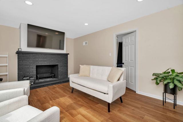 1901 Wilcox Street, Crest Hill, IL 60403