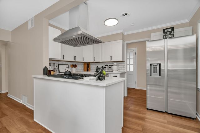 1901 Wilcox Street, Crest Hill, IL 60403