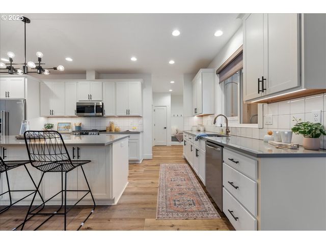 14249 HOLCOMB Blvd, Oregon City, OR 97045