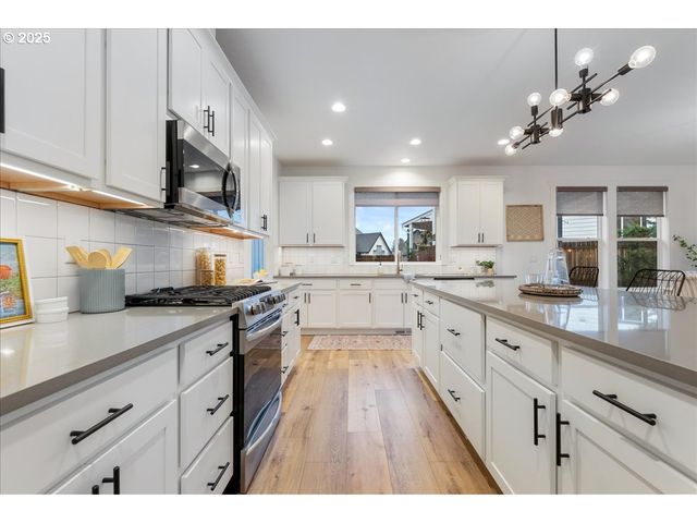 14249 HOLCOMB Blvd, Oregon City, OR 97045